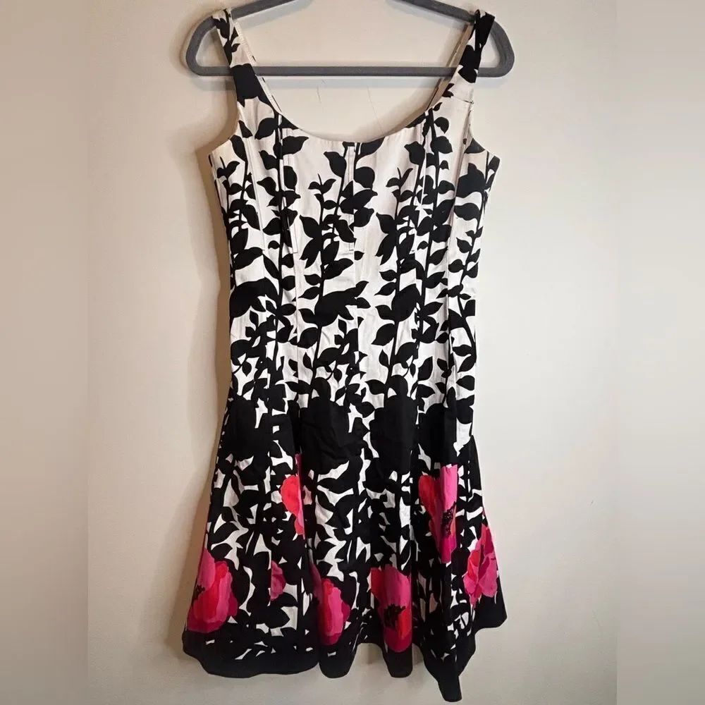 Nine West EUC black/white/pink floral fit and flare
Dress Size 8